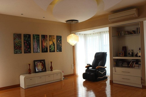 Phòng thờ cúng được thiết kế riêng biệt bởi một container. Thiết kế sang trọng, tạo nên sự tôn nghiêm. Kệ tủ đựng sách màu trắng tinh tế, sàn nhà được ốp gỗ trên mặt container tạo cảm giác dễ chịu cho chủ nhà, đi lại không phát ra tiếng ồn. Ảnh: Khám phá.