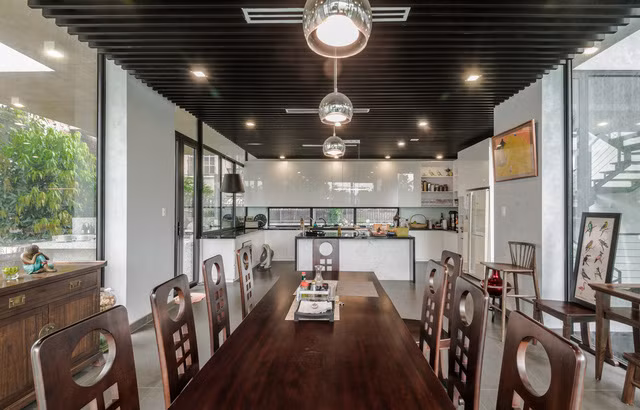 ... phòng nhạc, phòng chiếu phim ở tầng hầm đều có cửa sổ nhìn xuống hồ bơi. Ảnh: Archdaily.