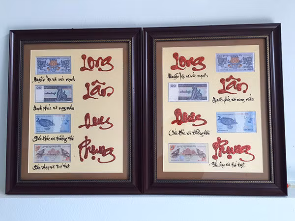  15. Bộ tiền tứ linh Long Lân Quy Phụng Bộ tiền tứ linh Long Lân Quy Phụng được xem như tượng trưng cho sự quyền lực, may mắn, sức khỏe, sắc đẹp và sự vĩnh cữu. Bộ tiền này có giá 150.000 đồng/bộ (loại thiệp đỏ); 160.000 đồng/bộ (loại có thiệp vàng); 400.000 đồng/bộ (loại trong khung). Ảnh: thegioitien.vn.