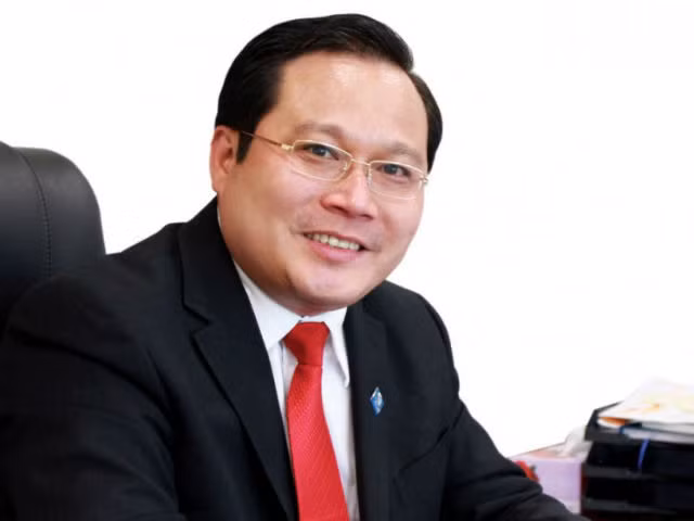 3. Phan Huy Khang - nguyên Tổng giám đốc Sacombank Ngày 1/8/2017, Cục Cảnh sát điều tra tội phạm về kinh tế và tham nhũng (C46) Bộ Công an đã ra quyết định khởi tố bị can, bắt tạm giam 4 tháng đối với ông Phan Huy Khang (nguyên là thành viên hội đồng tín dụng, nguyên Tổng giám đốc Sacombank) về hành vi cố ý làm trái quy định của nhà nước về quản lý kinh tế gây hậu quả nghiêm trọng liên quan đến vụ án Phạm Công Danh và đồng phạm xảy ra tại Ngân hàng Sacombank. Ảnh: Dân Việt.