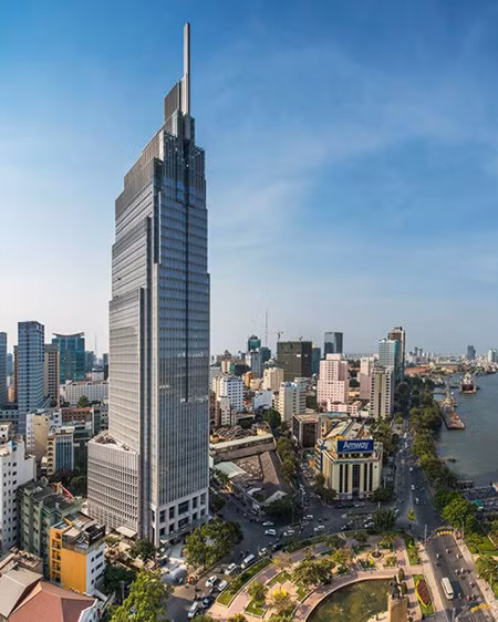 Theo đó, cao ốc Vietcombank Tower được xây dựng trên diện tích khoảng 3.200 m2, cao 206 m gồm: 35 tầng cao, 4 tầng hầm, khối đế và khối tháp hình chữ nhật hướng tâm. Ảnh: Vietnamnet.