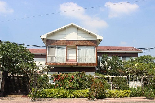 3. Biệt thự "không móng" làm từ 28 chiếc container tại Sài Gòn Biệt thự “độc nhất vô nhị” Mỹ Thanh (khu phố 5, phường Hiệp Bình Chánh, quận Thủ Đức, TP. HCM) của anh Văn Công Mỹ không chỉ độc đáo về kiến trúc xây dựng và chất liệu mới lạ, phần nội thất tinh tế và phóng khoáng của ngôi nhà phần nào nói lên tính cách của gia chủ. Ảnh: Khám phá.