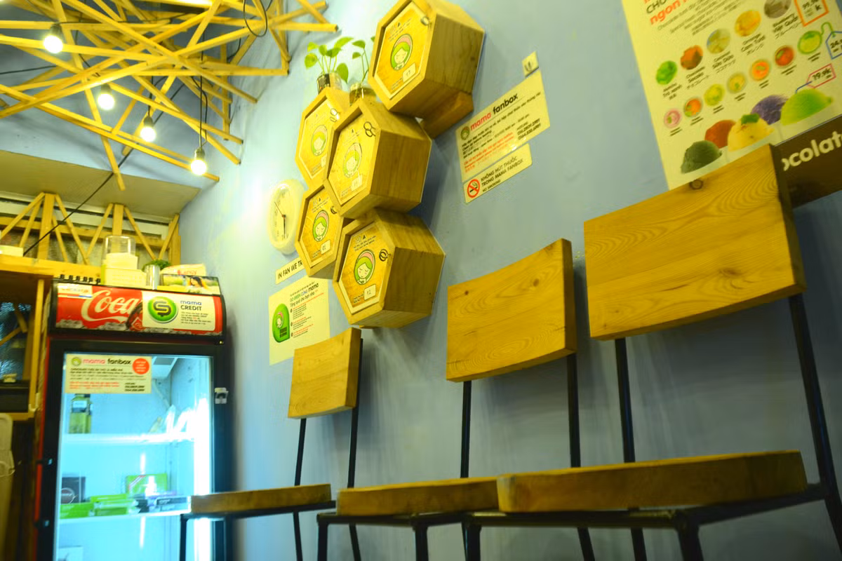 Khách hàng có thể thưởng thức đồ ăn uống ngay tại cửa hàng bằng những chiếc ghế khá chắc chắn.