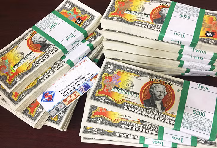 1. Tờ 2 USD hình con chó mạ vàng Với ý nghĩa mang đến may mắn, đồng 2 USD luôn là hàng “hot” mỗi dịp năm mới để dành lì xì. Tuy nhiên, năm nay lại xuất hiện thêm dạng tờ tiền độc lạ 2 USD hình con chó mạ vàng nằm hai bên trái phải có tác dụng canh giữ tài lộc, thể hiện sự giàu sang quyền uy và phú quý, mang lại nhiều may mắn cho người tặng và người được tặng. Ảnh: thegioitien.vn.