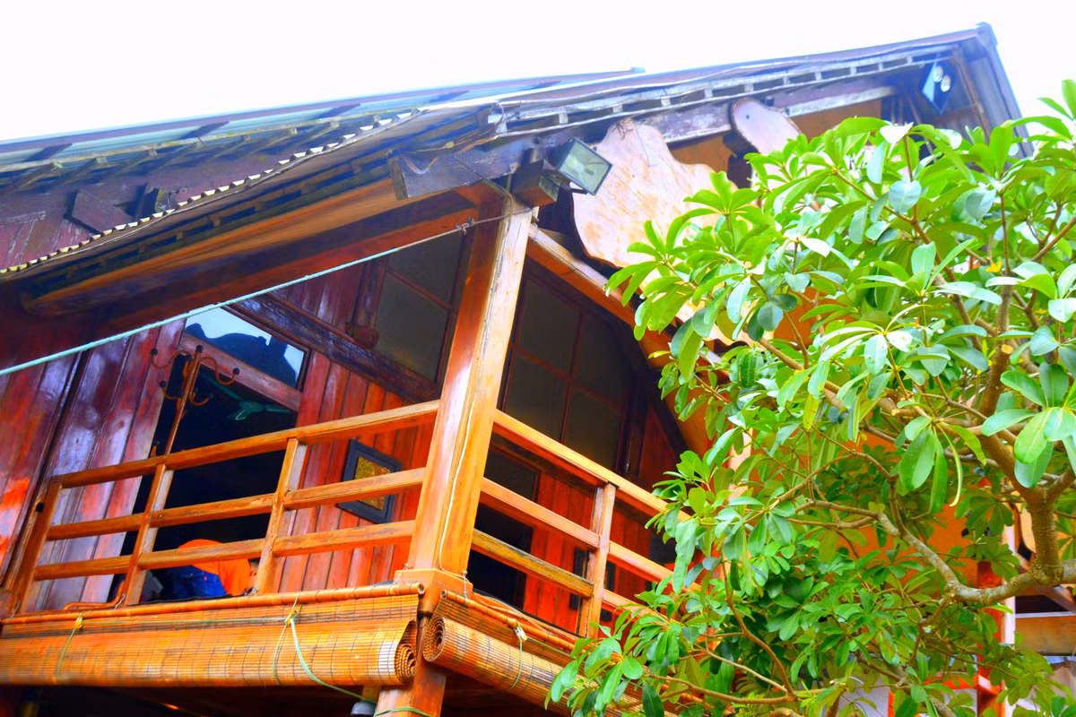 Kết cấu nhà sàn vẫn mang dáng dấp của một ngôi nhà truyền thống gắn kết giữa con người với tự nhiên.