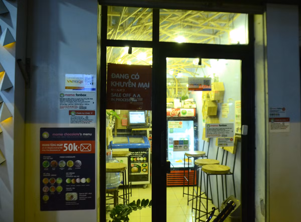 Cửa hàng tiện lợi không người bán Mama Fanbox đầu tiên ra mắt vào tháng 5/2016 tại 24, Liễu Giai (Hà Nội).