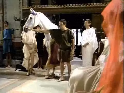 Dự định này của Caligula không thể thực hiện bởi vì hoàng đế La Mã này bị ám sát và tử vong không lâu sau khi lên nắm quyền. Mời độc giả xem video: Tái hiện trận chiến lịch sử của hoàng đế Napoleon. Nguồn: VTC14.