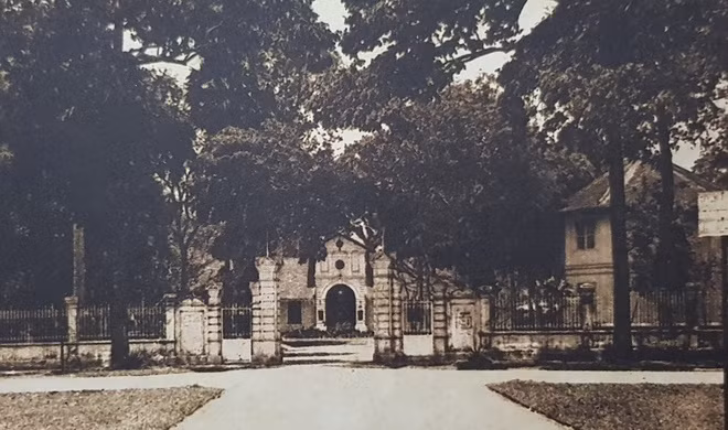 Tòa Tham biện Gia Định. Địa danh này nay là Ủy ban nhân dân quận Bình Thạnh ở số 6 đường Phan Đăng Lưu.