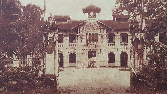 Trường Trung học Pháp - Hoa, Chợ Lớn. Công trình này nay là trường Đại học Sài Gòn ở số 273 An Dương Vương, Quận 5.