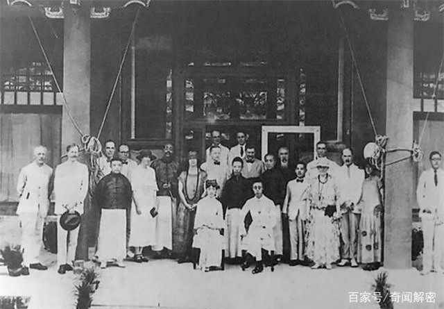 Hoàng đế và Hoàng hậu chụp ảnh kỷ niệm trong ngày cưới cùng các vị khách phương Tây.