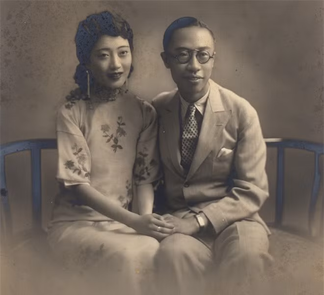 Hoàng hậu Uyển Dung sở hữu nhan sắc kiêu sa, xinh đẹp, sinh trưởng trong gia quý tộc Mãn Thanh có tinh thần tự do, tân tiến. Bản thân bà cũng được tiếp xúc với văn hóa phương Tây thông qua âm nhạc, hội họa, tiếng Anh... từ nhỏ.Bậc quân vương ngày ấy dùng kiệu 8 người khiêng, đón người vợ đầu tiên trong cuộc đời mình bước chân vào Tử Cấm Thành rộng lớn.