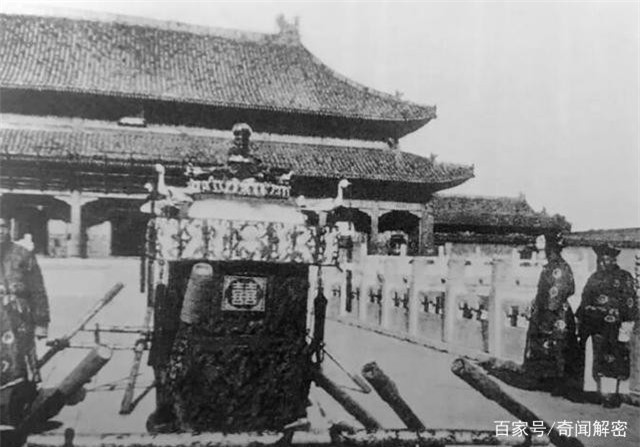 Năm 18 tuổi, Uyển Dung được gả cho vua Phổ Nghi. Lúc đó, triều đình nhà Thanh đã bị lật đổ và hoàng gia chỉ là bù nhìn. Tuy thế, họ vẫn được giữ danh hiệu và một số đặc quyền khác; một trong những đặc quyền đó là tổ chức lễ thành hôn trong Tử Cấm Thành. Chính vì thế, ngày 30/11/1922, Uyển Dung chính thức trở thành Hoàng hậu của nhà Thanh.