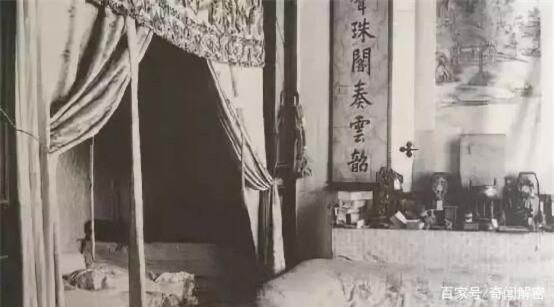 Phòng tân hôn được chuẩn bị cho đêm động phòng của Hoàng đế và Hoàng hậu.