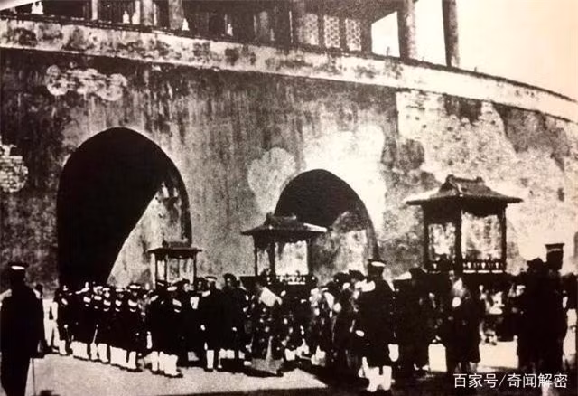 Trong ngày thành hôn của Hoàng đế, các bá quan văn võ tề tựu đông đủ ở cổng thành.