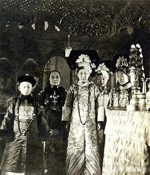 Các vị Cách Cách, A Ca cũng có mặt tham dự lễ cưới của vua Phổ Nghi.