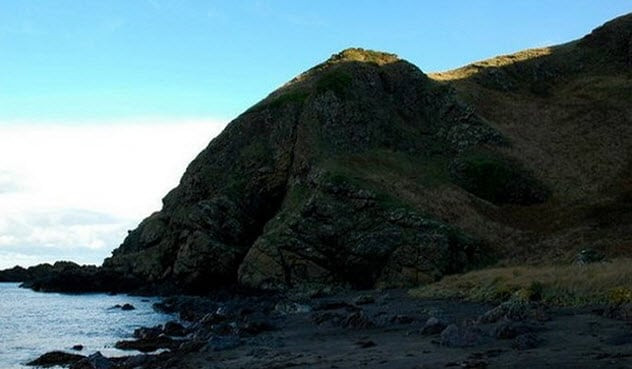 Bên trong hang động có nhiều ngõ ngách giống như một mê cung khổng lồ. Gia đình Sawney đã gây ra hàng loạt tội ác ghê rợn. Cha mẹ của Sawney có 14 người con (8 trai, 6 gái). Do sống trong hang động nên những anh chị em của Sawney có quan hệ loạn luân.