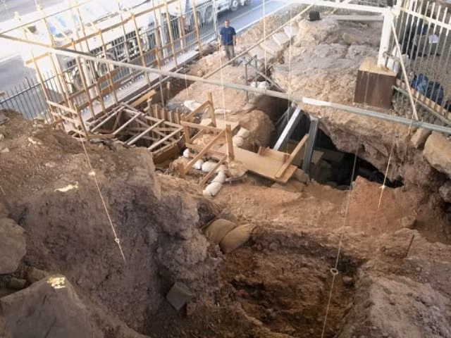 Xung quanh khu vực lò nước là những công cụ đá lửa dùng để cắt và tạo lửa nướng thịt.