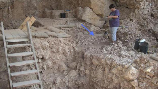 Nhóm các nhà nghiên cứu tại ĐH Tel Aviv cho hay đã khai quật được một hố chứa hỗn hợp trầm tích tro gỗ và xương động vật tại hang động Qesem.
