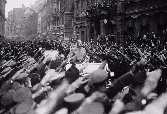 Nhà độc tài Hitler nhận được sự chào đón nồng nhiệt của người dân khi tới Munich, Đức tháng 11/1933.