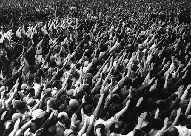 Hàng ngàn người dân Đức thể hiện sự trung thành với Hitler và chính quyền phát xít Đức.