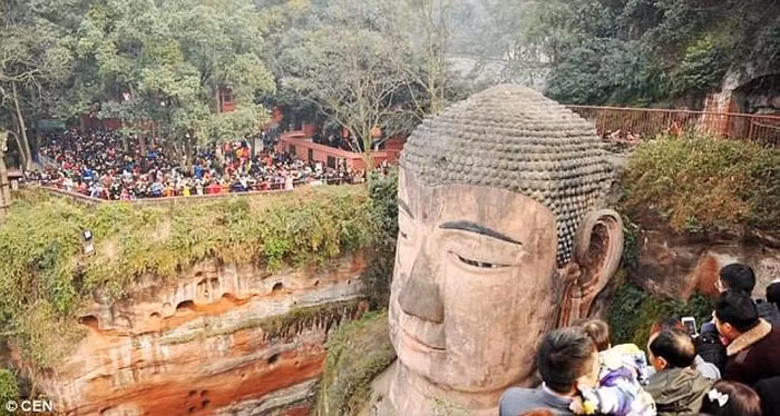 Bề mặt bàn chân của pho tượng Phật khổng lồ này có thể là chỗ đứng cho 100 người.