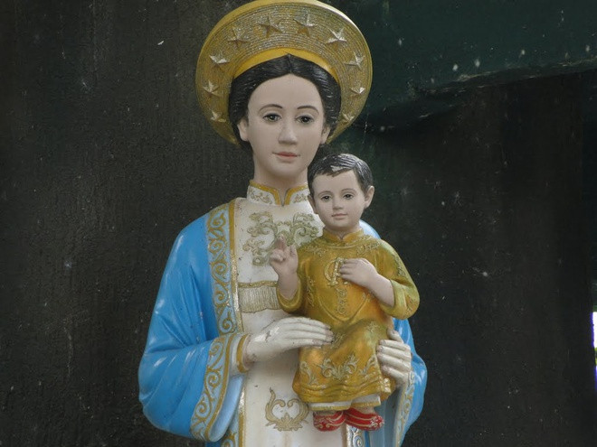 Ở tỉnh Quảng Trị, Thánh địa La Vang (Đức mẹ La Vang) là nơi hành hương của các tín đồ Công giáo ở Việt Nam nằm ở huyện Hải Lăng.