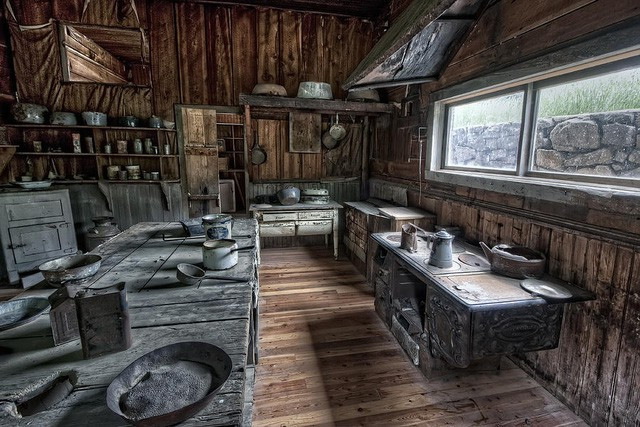 Một số khách du lịch khi tới thị trấn Garnet đã bắt gặp những chuyện bí ẩn, kỳ dị. Trong số này có nhân chứng cho hay nghe thấy tiếng đàn piano vang lên từ những ngôi nhà không có người ở.