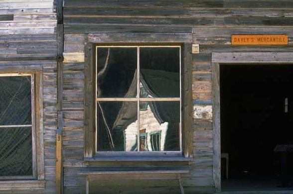 Trước khi bị bỏ hoang, không có người sinh sống, thị trấn Garnet từng vô cùng phát triển khi người ta phát hiện các mỏ vàng, bạc hồi cuối thế kỷ 19.