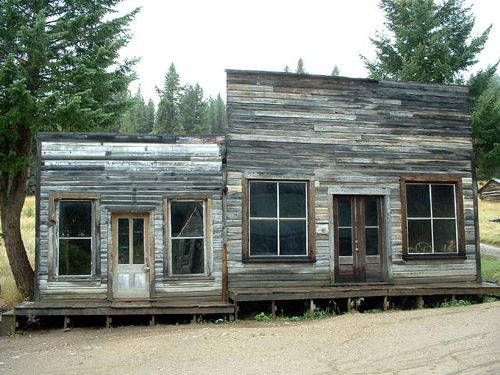 Điều này xuất phát từ việc thị trấn Garnet không có một bóng người sinh sống. Thế nhưng, nơi đây xuất hiện những hiện tượng, âm thanh kỳ bí khó lý giải.