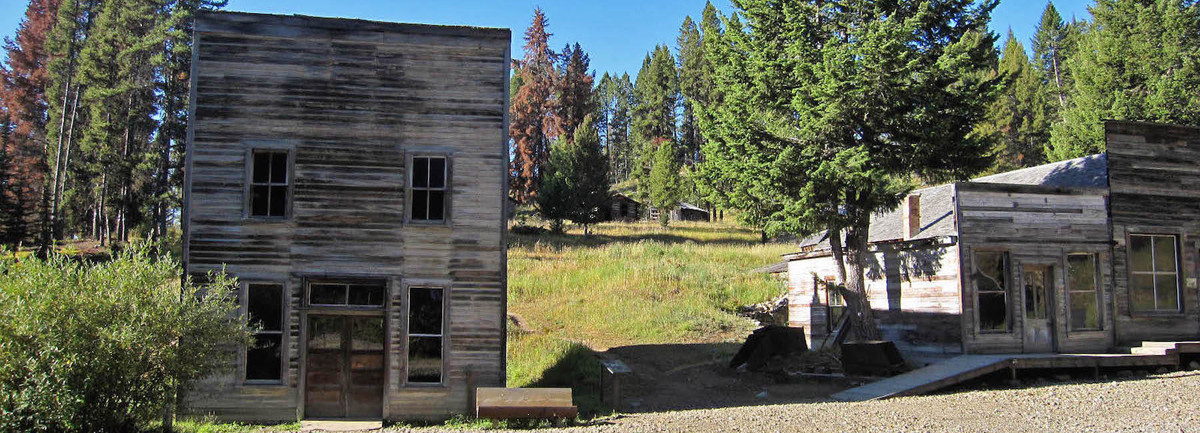 Thỉnh thoảng, người ta còn nghe tiếng thì thầm nói chuyện nhưng tìm mãi cũng không thấy người nào khác.