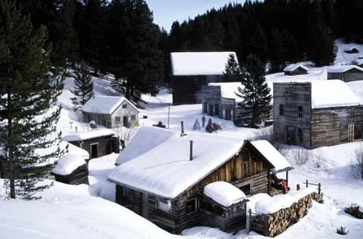 Khi ấy, rất đông thợ mỏ cùng gia đình chuyển đến thị trấn Garnet sinh sống và làm việc. Vào thời kỳ phát triển hưng thịnh, khoảng 1.000 người sinh sống ở thị trấn Garnet.