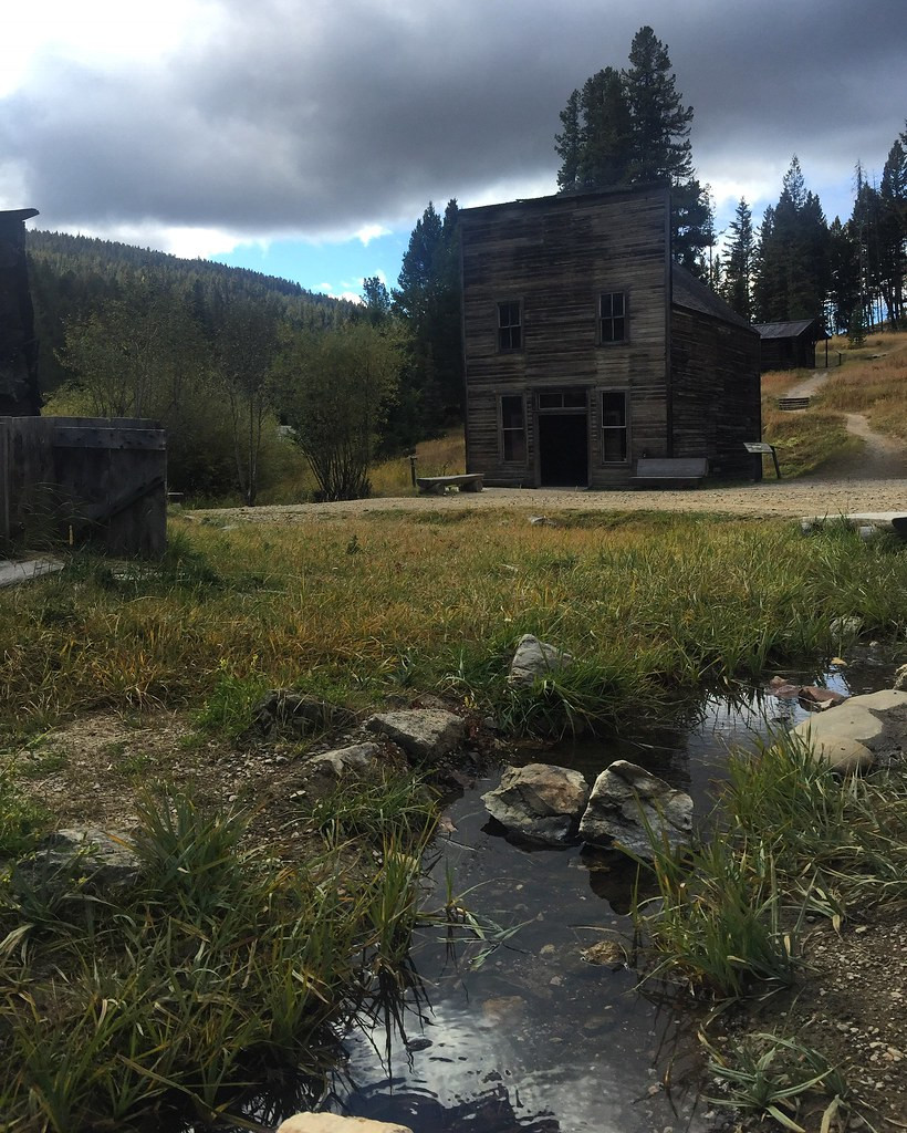 Theo giả thuyết này, những ''hồn ma'' ở thị trấn Garnet không gây hại cho con người. Dù vậy, thế lực bí ẩn này khiến cho không ít người sợ hãi, lo lắng khi khám phá thị trấn.