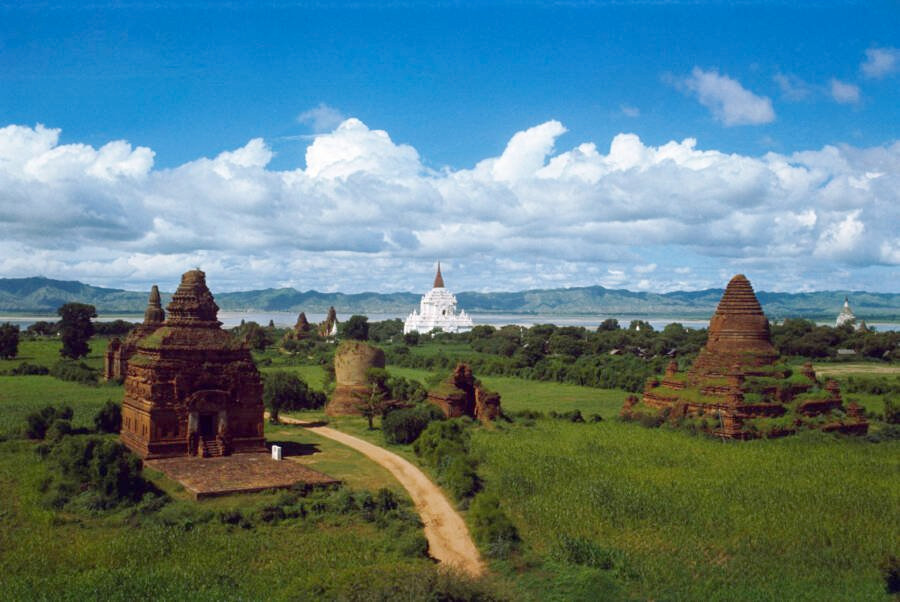 Những ngôi chùa ở Bagan thường được xây từ gạch đỏ và sau đó được phủ vàng.