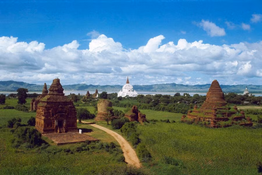 Những ngôi chùa ở Bagan thường được xây từ gạch đỏ và sau đó được phủ vàng.