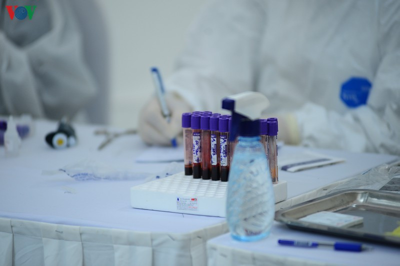 Ha Noi test nhanh 5.222 mau cho nhung nguoi den Benh vien Bach Mai