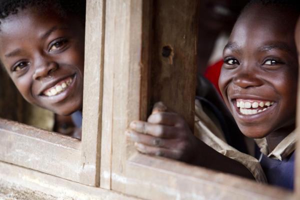 Từ vài người, dịch bệnh cười lây lan nhanh khi có hàng chục trường hợp khác có biểu hiện tương tự. Một số chuyên gia y tế cho rằng điều này xảy ra có thể liên quan đến sự căng thẳng thần kinh tập thể của các học sinh.