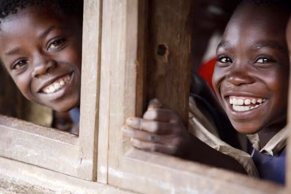 Từ vài người, dịch bệnh cười lây lan nhanh khi có hàng chục trường hợp khác có biểu hiện tương tự. Một số chuyên gia y tế cho rằng điều này xảy ra có thể liên quan đến sự căng thẳng thần kinh tập thể của các học sinh.