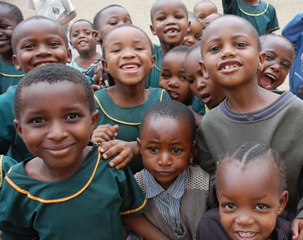 Khoảng 60% học sinh trong trường cười không ngừng từ vài chục phút cho đến vài tiếng đồng hồ. Do cười quá nhiều trong thời gian dài nên một số trường hợp bị ngất xỉu.