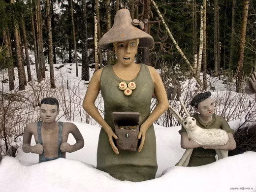 Mỗi bức tượng cũng ở trong những tư thế đứng ngồi khác nhau. Không có bức tượng nào lặp lại 2 lần.