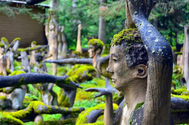 Để tăng thêm mức đồ kỳ dị cho những tác phẩm điêu khắc của mình, nhà điêu khắc Rönkkönen gắn một chiếc loa bên trong mỗi bức tượng.