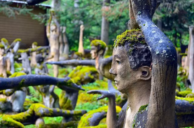 Để tăng thêm mức đồ kỳ dị cho những tác phẩm điêu khắc của mình, nhà điêu khắc Rönkkönen gắn một chiếc loa bên trong mỗi bức tượng.