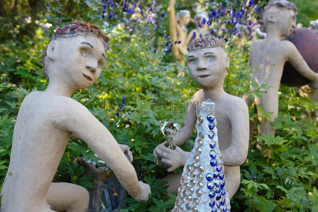 Theo chia sẻ của ông Rönkkönen, khoảng 200 bức tượng mà ông tạo ra là chân dung tự họa của bản thân ở nhiều tư thế khi tập yoga.