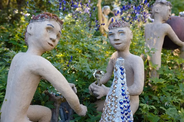 Theo chia sẻ của ông Rönkkönen, khoảng 200 bức tượng mà ông tạo ra là chân dung tự họa của bản thân ở nhiều tư thế khi tập yoga.