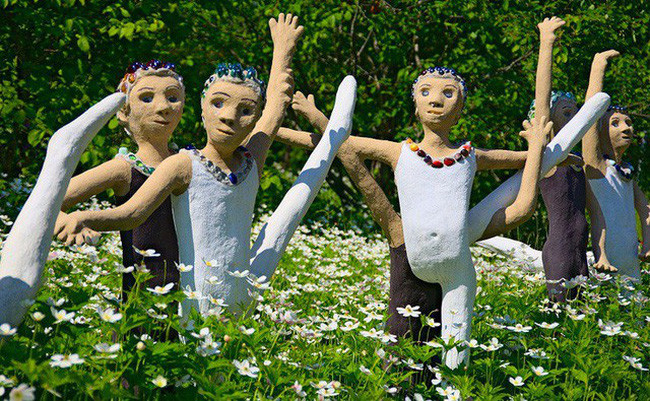 Parikkala được xem là khu rừng kỳ quái nổi tiếng thế giới ở Phần Lan bởi nơi đây có hàng trăm bức tượng độc, dị. Những tác phẩm điêu khắc này do nhà điêu khắc Veijo Rönkkönen thực hiện.