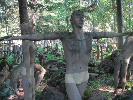 Trong số những tác phẩm điêu khắc của ông Rönkkönen có bức tượng gây chú ý với gương mặt cười để lộ hàm răng trắng xóa.