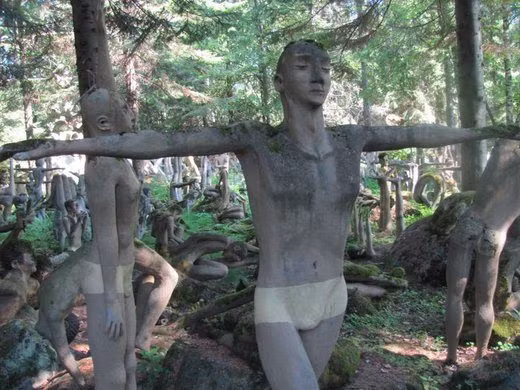 Trong số những tác phẩm điêu khắc của ông Rönkkönen có bức tượng gây chú ý với gương mặt cười để lộ hàm răng trắng xóa.