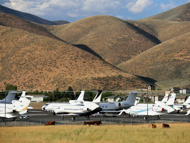 Sun Valley được chọn để tổ chức hội nghị Allen &amp; Company từ năm 1983. Nhiều tỷ phú thường đến đây bằng phi cơ riêng và lưu trú tại khách sạn cao cấp Sun Valley Lodge với mức giá có trong khoảng 495-1.600 USD/đêm.