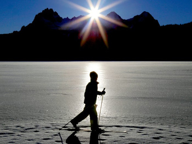 Nhiều cư dân địa phương nhận định rằng sự bùng phát của dịch bệnh có thể đến từ cuộc gặp mặt thường niên của Hội Huynh đệ VĐV Trượt tuyết (NBS), một tổ chức thể thao tại Mỹ. Theo Wall Street Journal, gần 700 người đã tham dự sự kiện của NBS tại Sun Valley từ ngày 1/3 đến 7/3. Hàng trăm người trong số đó có kết quả dương tính với virus corona.