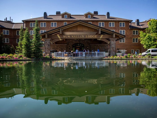 Thành phố là nơi tổ chức hội nghị thường niên Allen &amp; Company với sự tham dự của hàng loạt tỷ phú, ông trùm truyền thông danh tiếng đến để bàn luận về các thỏa thuận kinh doanh. Business Insider gọi sự kiện này là trại hè của các tỷ phú.