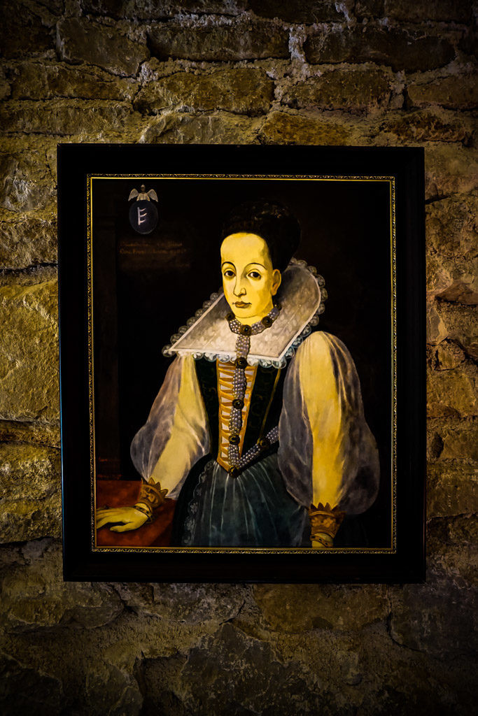 Do có thân phận quý tộc nên nữ bá tước Elizabeth chỉ bị bắt giam và giam cầm trong chính tòa lâu đài của mình. Đến năm 1614, nữ bá tước khát máu chết.